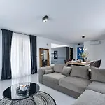 Vakantiehuis Ferienvilla Jolie By Interhome